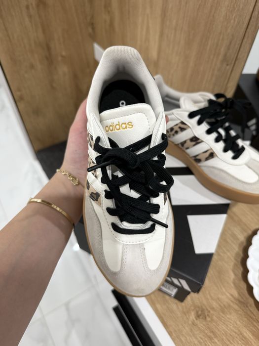 Обувки Adidas.