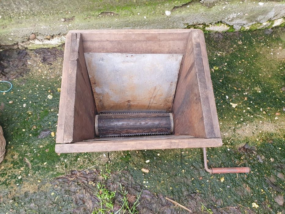 Дървено корито ,дялън камък,кош за декорация. Телевизор стар.Часовник