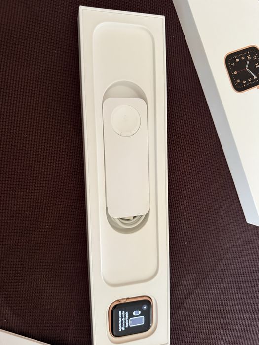 Apple watch SE pink gold aluminium case