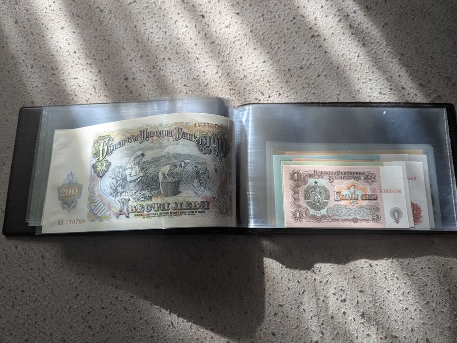 български, нециркулирали банкноти 1951-2005 в колекционерски албум.