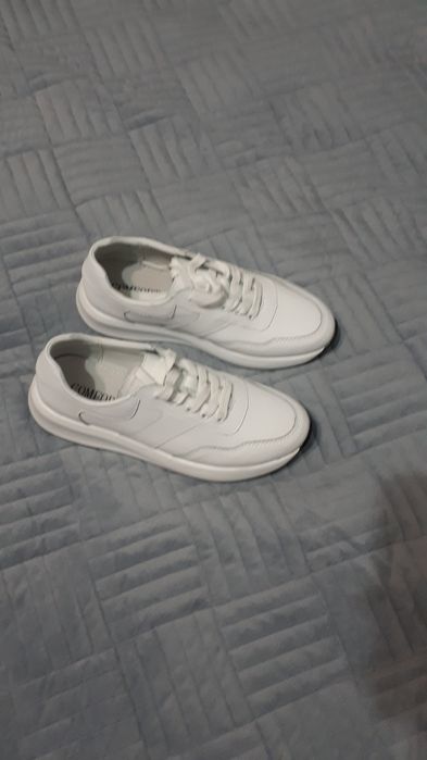 Кроссовки женские