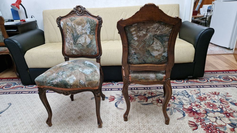 SET doua scaune vechi sculptate in lemn de nuc