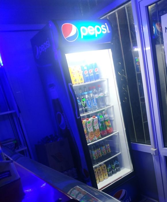 Xolodilnik vitrina sotiladi