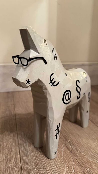 Шведски, винтидж, дървен кон Дала с декорация символи.