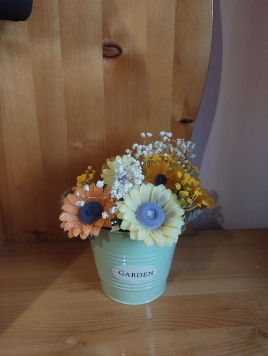 Цветя в кашпа изработени от сапунена база.