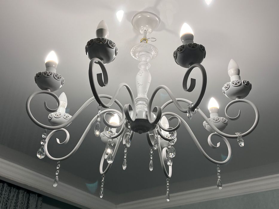 Продам люстру в белом цвете