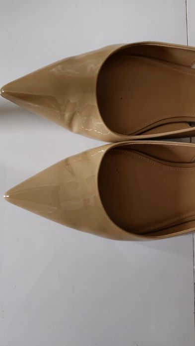 Остри сандали Gino Rossi