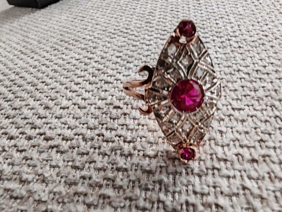 Inel marchiz din aur roz, argint, diamante și rubine