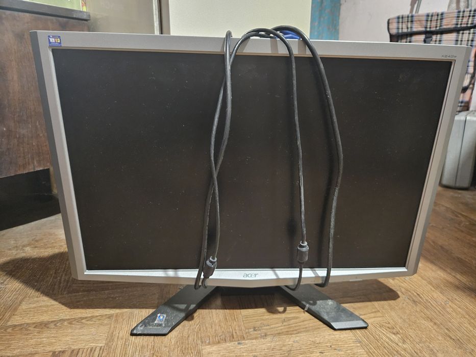 Монитор PC 2 броя Acer и HP