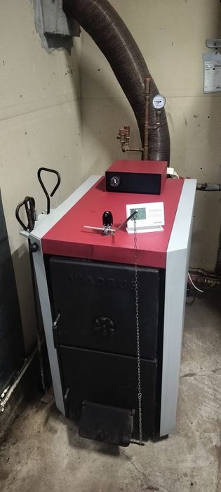 Vând centrală Viadrus 30kw ,puffer 1000 l, ,două vase expansunei,două ponderi o sursa