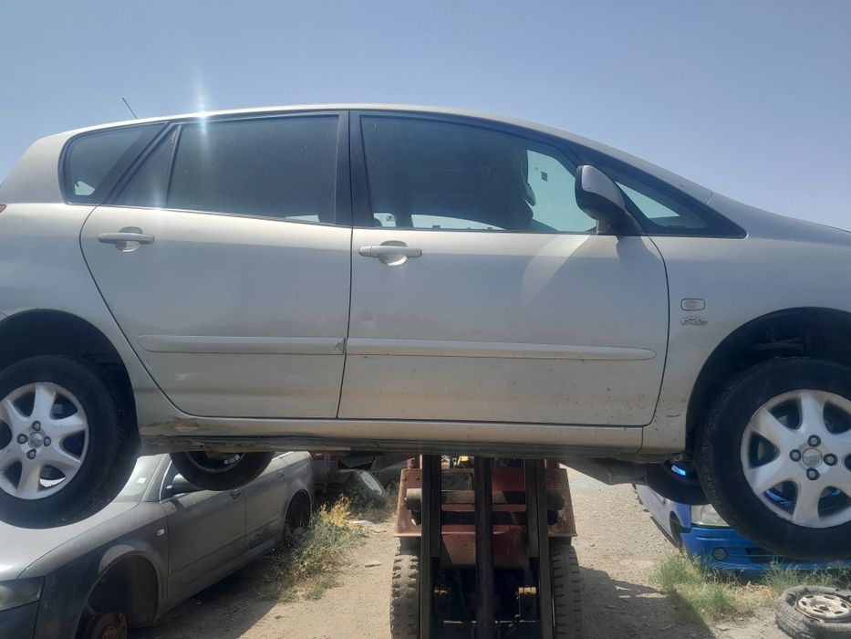 Продавам Тойота корола версо