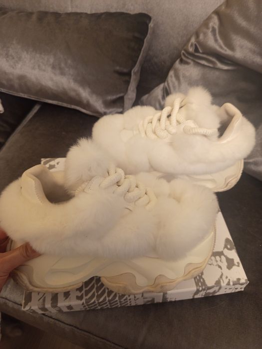 Уникални бутикови пухени бели маратонки