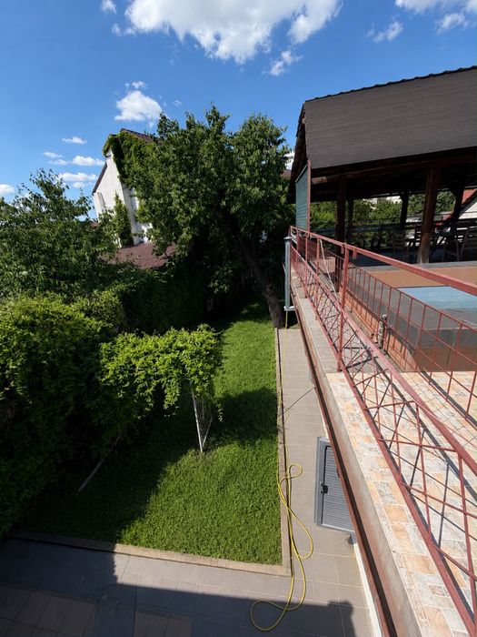 Vila cu 6 camere, 5 bai, curte generoasa, piscina, pivnita, pod, zona linistita a Lugojului