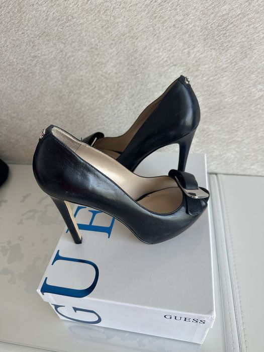 Обувки с ток Guess