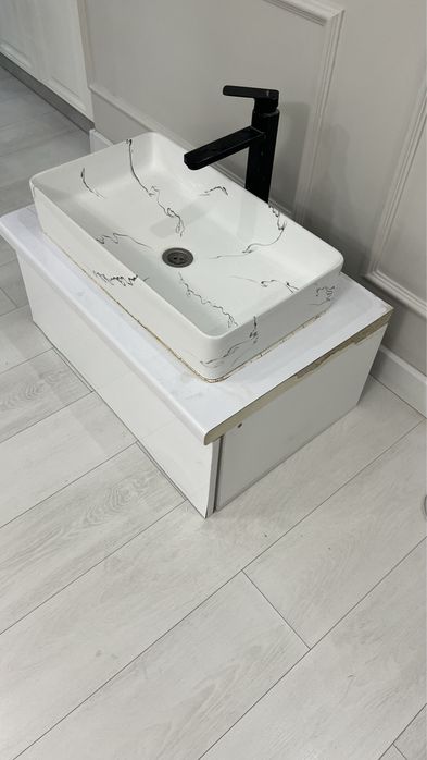 Тумба с раковиной со сместителем