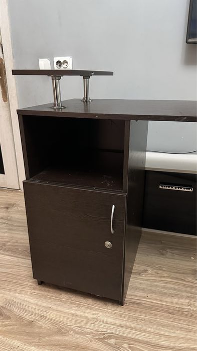 Маникюрный стол