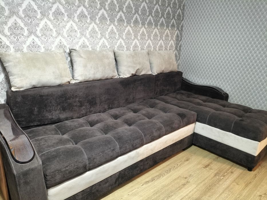 Продается диван для гостиной .