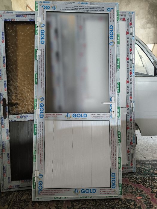 Продам двери алюминиевые.