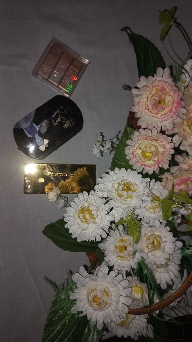 Продам тени блестящие