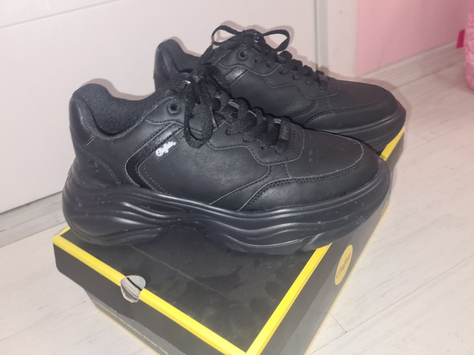 Продавам маратонки buffalo