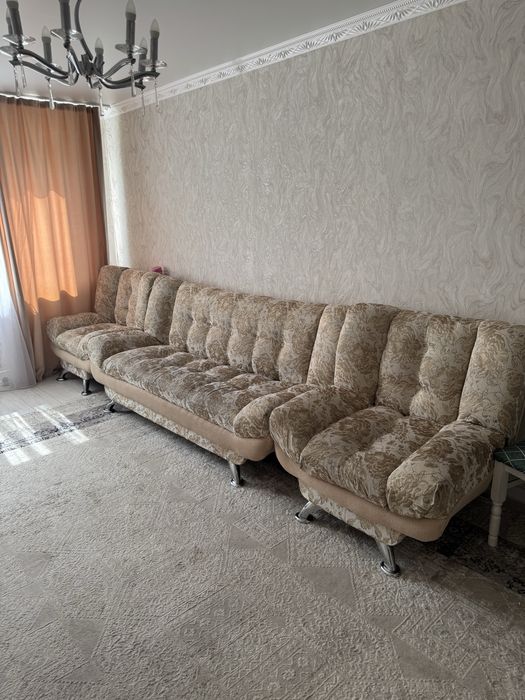 Продам диван с двумя креслами