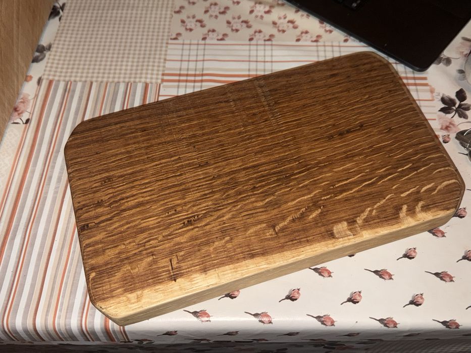 Tocător confecționat manual din lemn masiv, rezistent și cu un design natural deosebit. Ideal pentru tăiere sau pentru servirea aperitivelor.