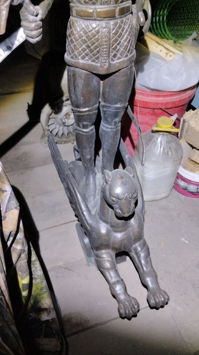 Залотой Человек статуэтка.