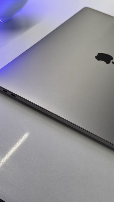 Apple Macbook 15” | Intel i9 2,9 GHz | 32 GB RAM | 512GB SSD | 2018