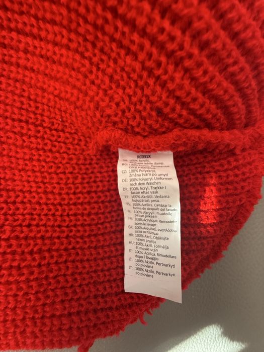 Червена плетена шапка