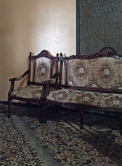 Продаётся антикварный комплект мебели диван и 4 кресла для гостиной