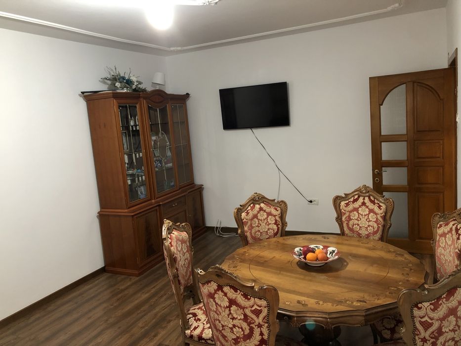 Apartament 4 camere+curte individuala