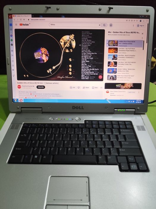 Laptop dell 9400 culoare alb.