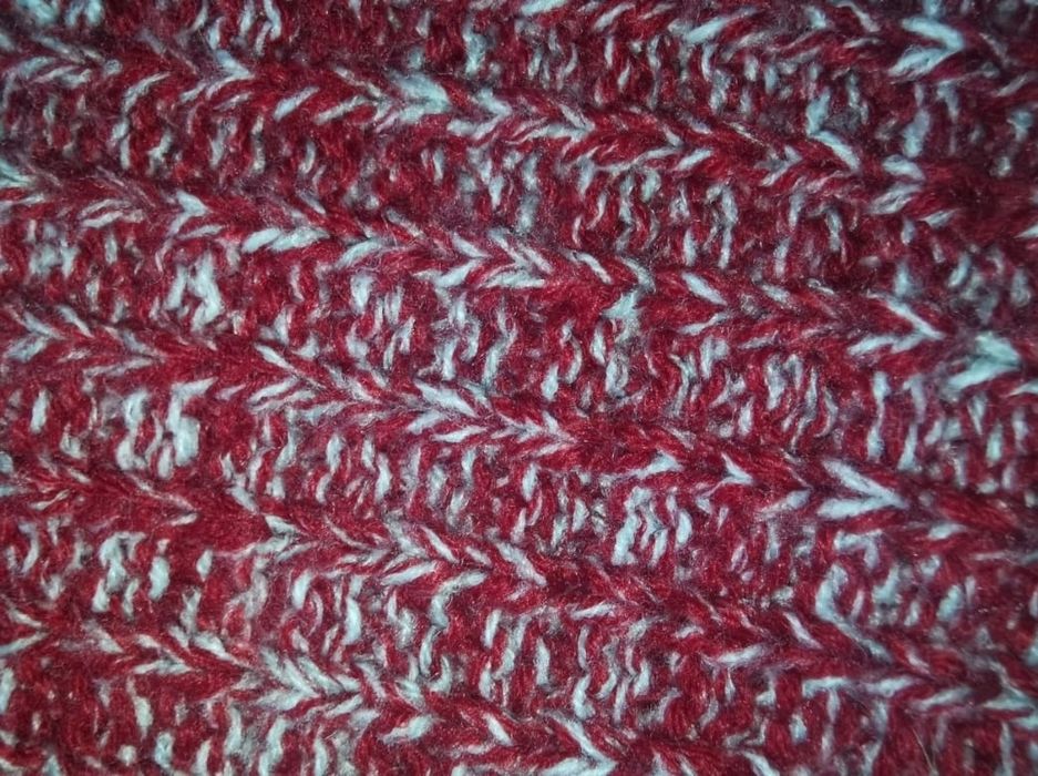 Комплект от плетена шапка и шал в червено и бяло