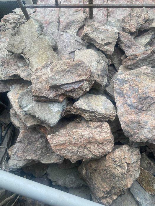 Натуральный природный горный камень.