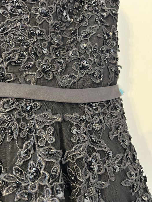 Стилна черна рокля от тюл и бродерия и паети