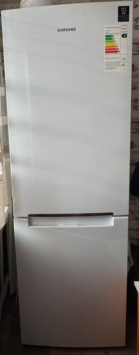 Кухонный гарнитуи и холодильник