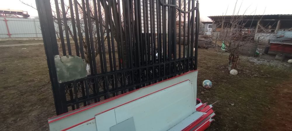Vând porți din metal
