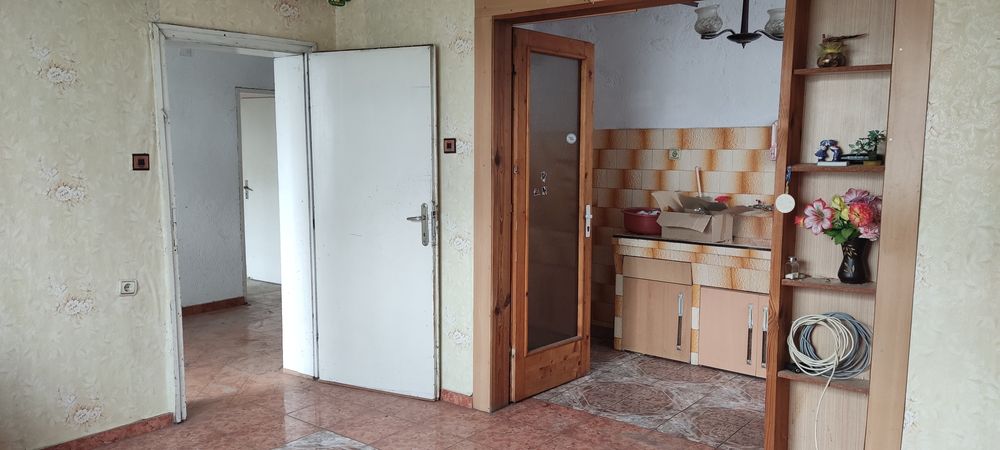 Масивна къща в село Бузовград, на 5 км от Казанлък