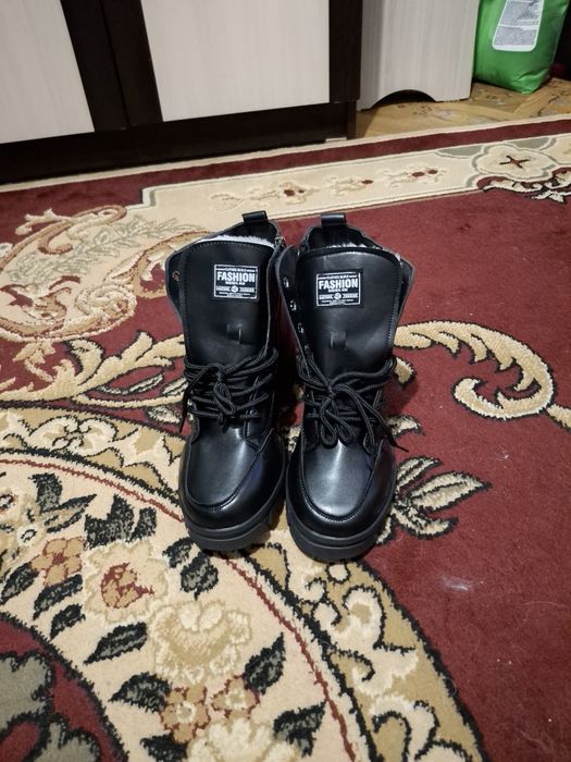 Продам осенний ботинки