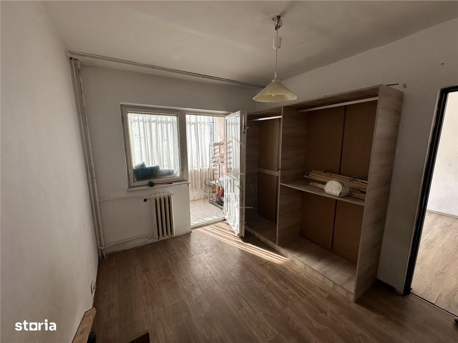 Apartament 3 camere semidecomandat, Velenta