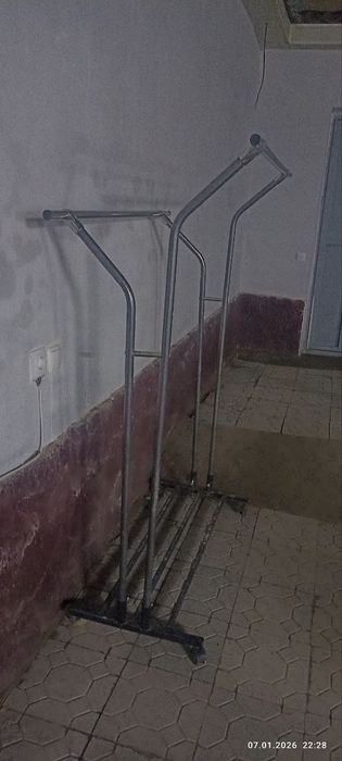 Продаются стойки для одежды