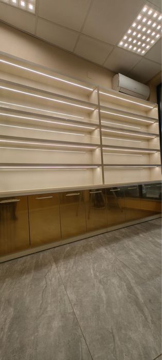 ПРОДАВАМ чисто ново обзавеждане за магазина