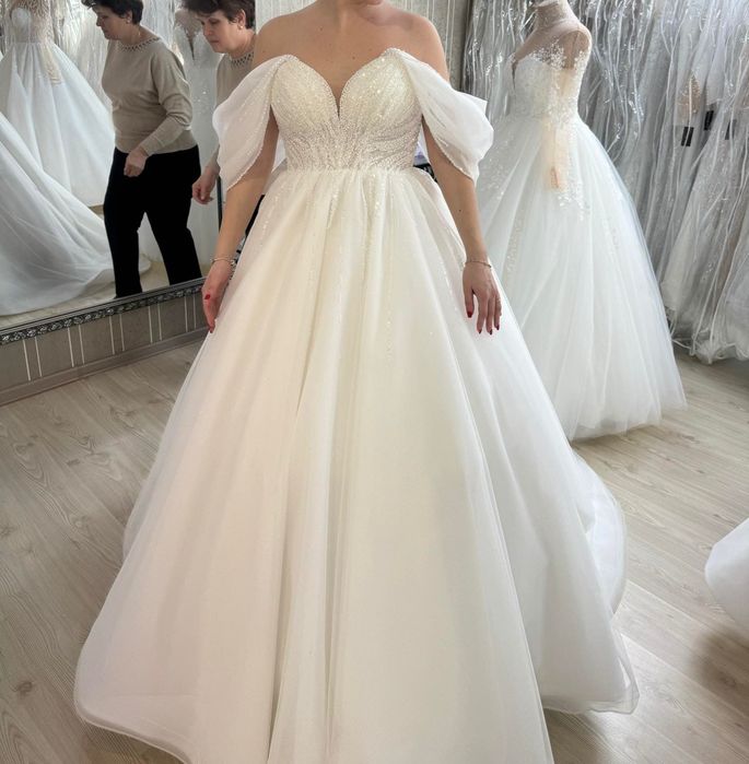 Vand rochie de mireasa cu crinolina si voal .Marimea 46(M]