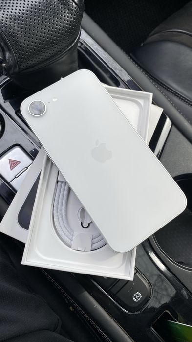 Продам Iphone 16e