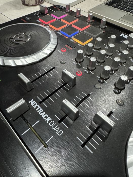 Numark mixtrack quad