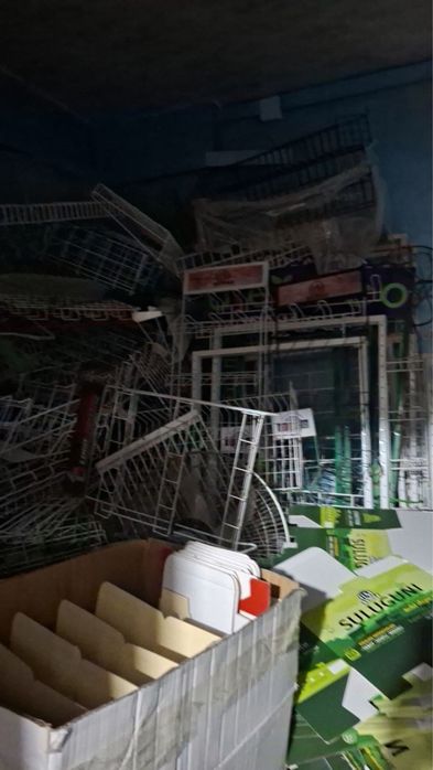 Железные полки и стойки