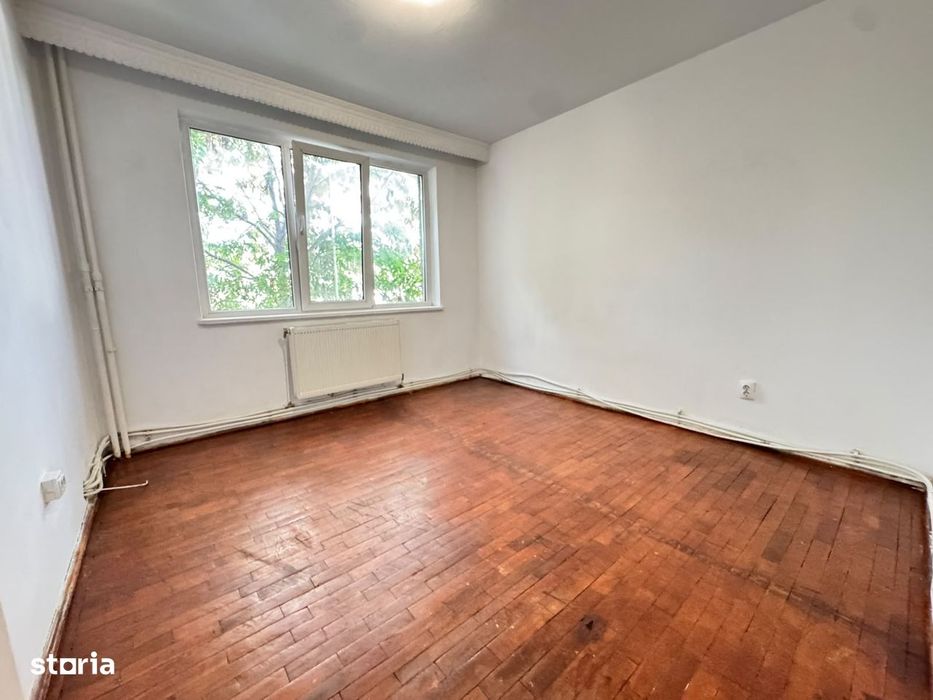 Bacău, apartament cu 3 camere, etaj 2/4, cu centrala, semicentral