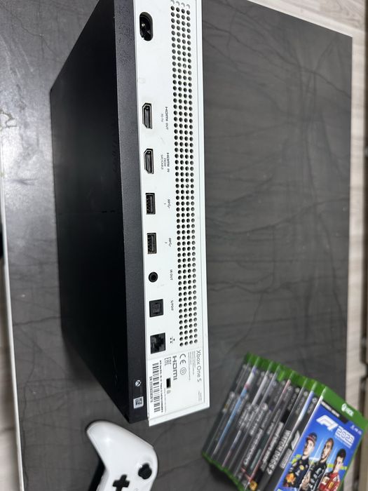 Xbox One S 1TB White 2 Manete si 13 jocuri.