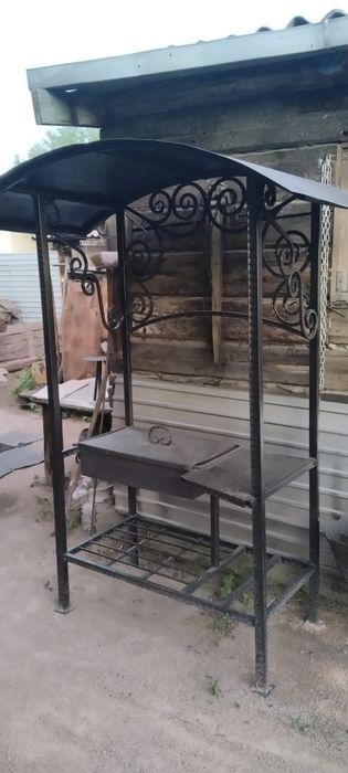 Мангальная зона с элементами ковки