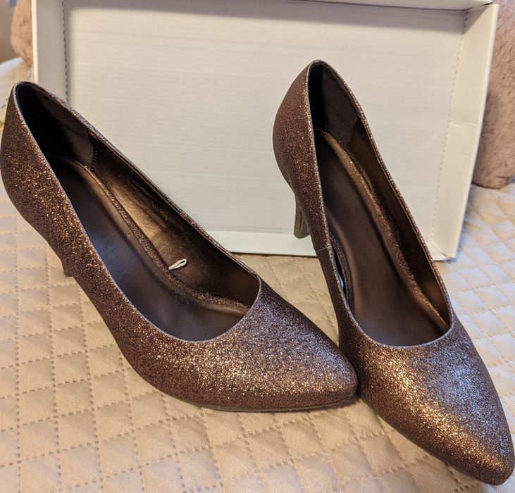 Pantofi eleganți aurii marimea 40 nou nouti